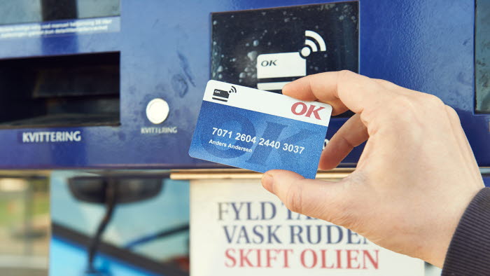 En hånd med et OK Truckkort med kontaktfri betaling