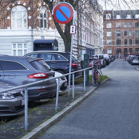 Biler og parkering forbudt skilt