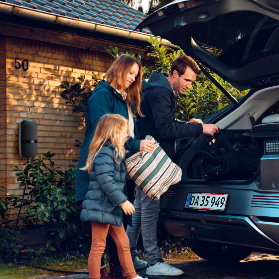 Familie lader elbil