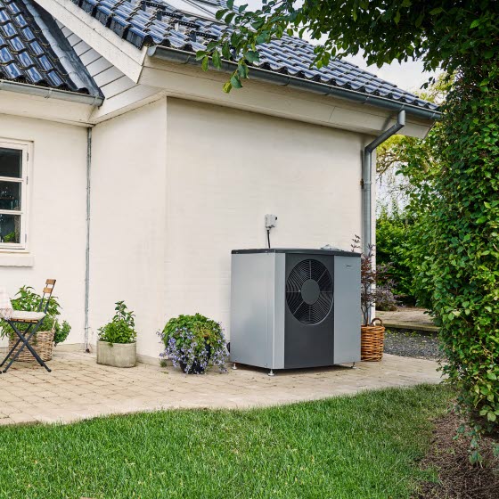 Varmepumpe foran hvidt hus
