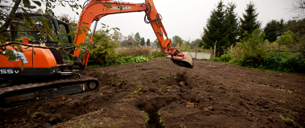Gravemaskine i færd med at grave rende til jordvarmeanlæg