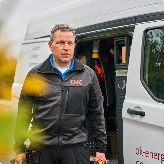 Mand står foran servicevogn