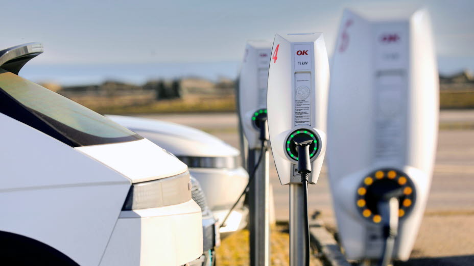 Række af ladestandere fra OK med to biler til opladning 