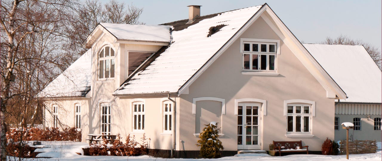 Hus dækket i sne