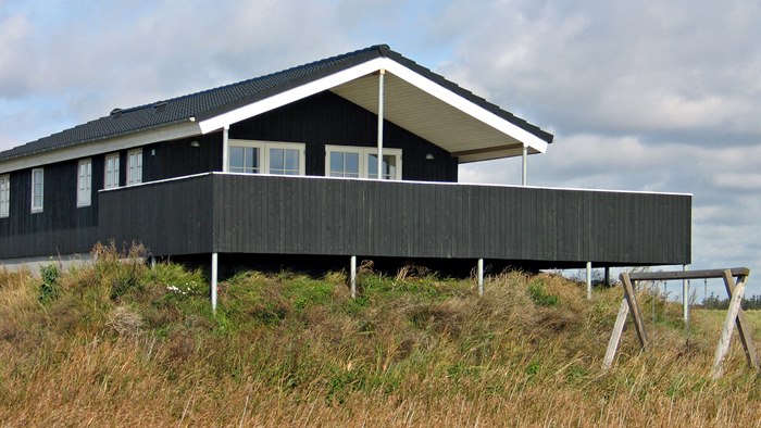 Sommerhus med stor træterrasse