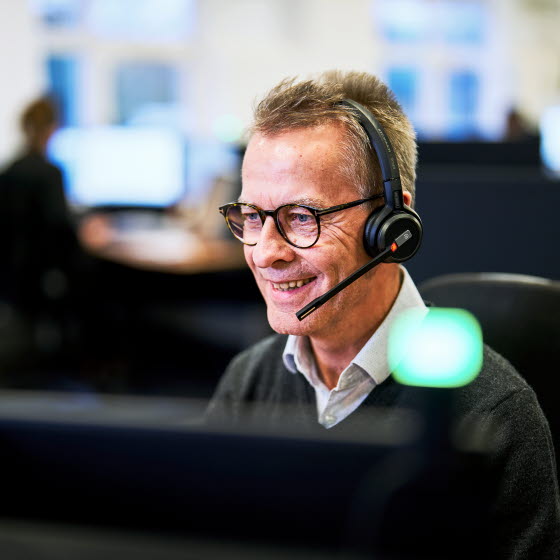 Mand iført telefonheadset