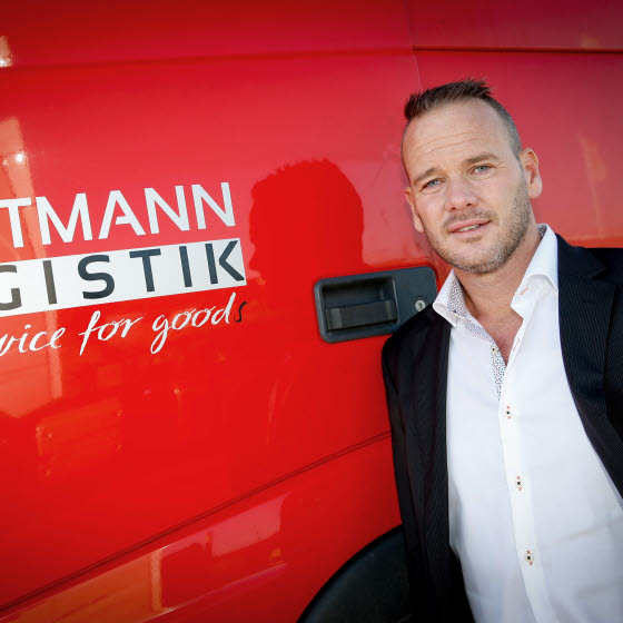 Mand foran lastbil fra Fogtmann Logistik