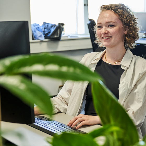 Kvinde ved computer