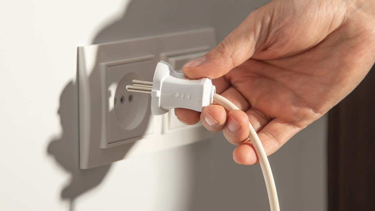 Stik sættes i stikkontakt