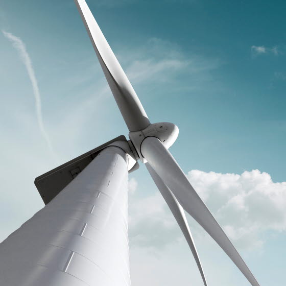 Vindmølle ved blå himmel