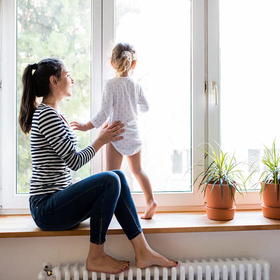 Mod holder pige i en vidueskarm