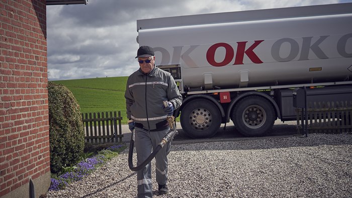 OK's chauffør på vej med slange fra tankbilen