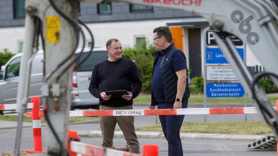 To mænd foran maskine