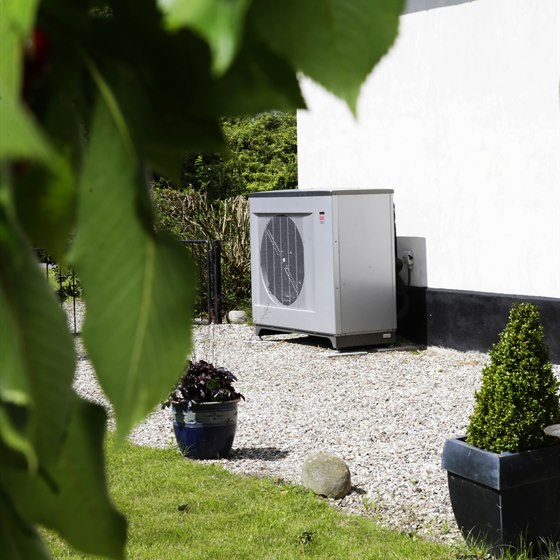 Luft til vand-varmepumpe foran hvidt hus