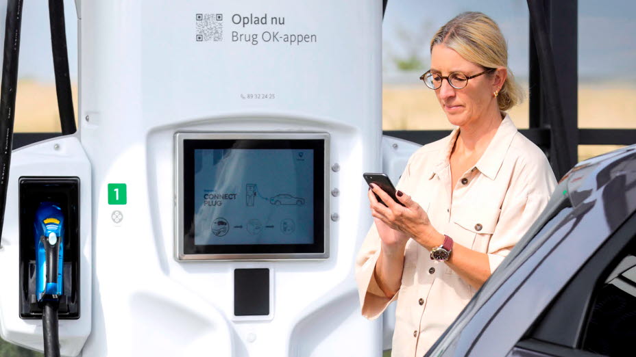 Kvinde oplader elbil med appen