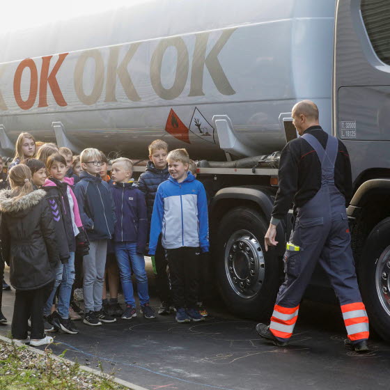 Børn foran OK-lastbil