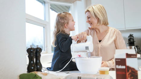 Kvinde og barn i køkken med elpisker og skål