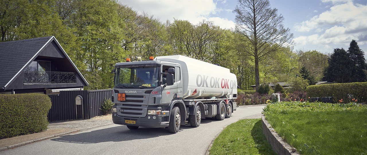 OK's tankbil er på vej med fyringsolie på en villavej