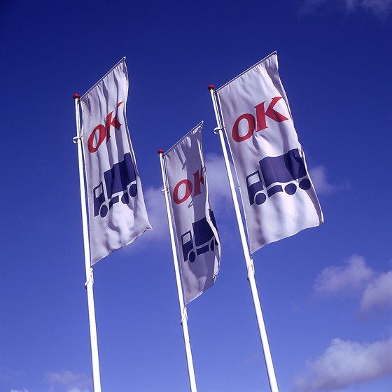 Flag med OK-logo og lastbil der markerer en OK Truckstation