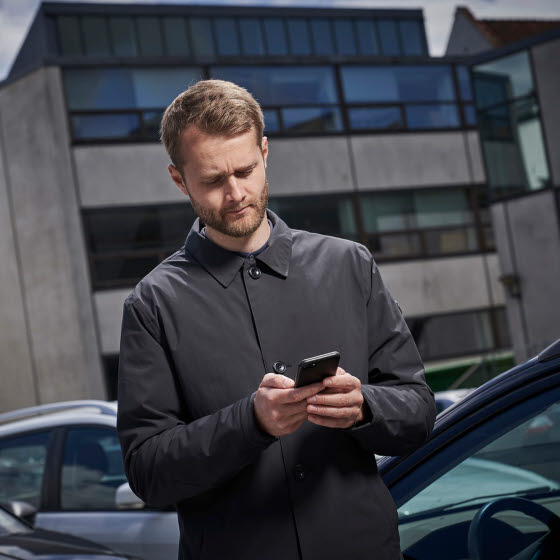 Mand med smartphone i hånden