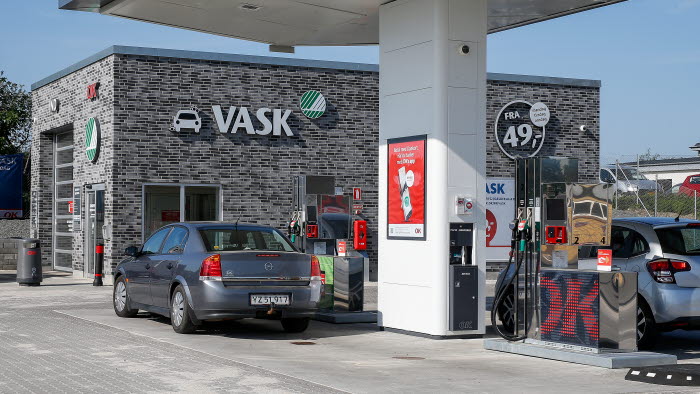 Biler i færd med at tanke ved OK-tankstation og -vaskehal