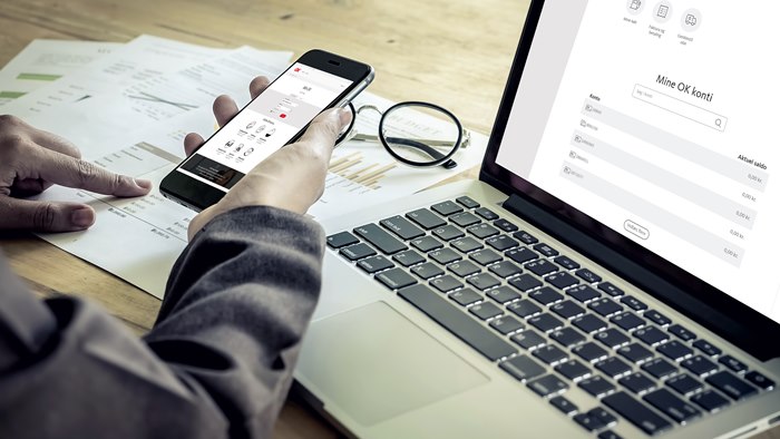 Bærbar PC og mobiltelefon med selvbetjeningen Min OK på skærmen