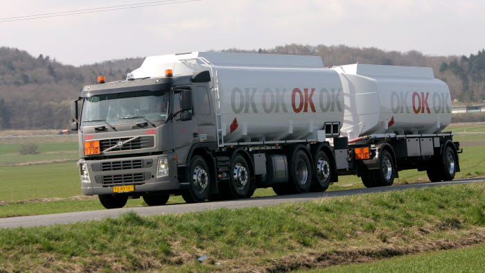 OK tankvogn med hænger på landevej