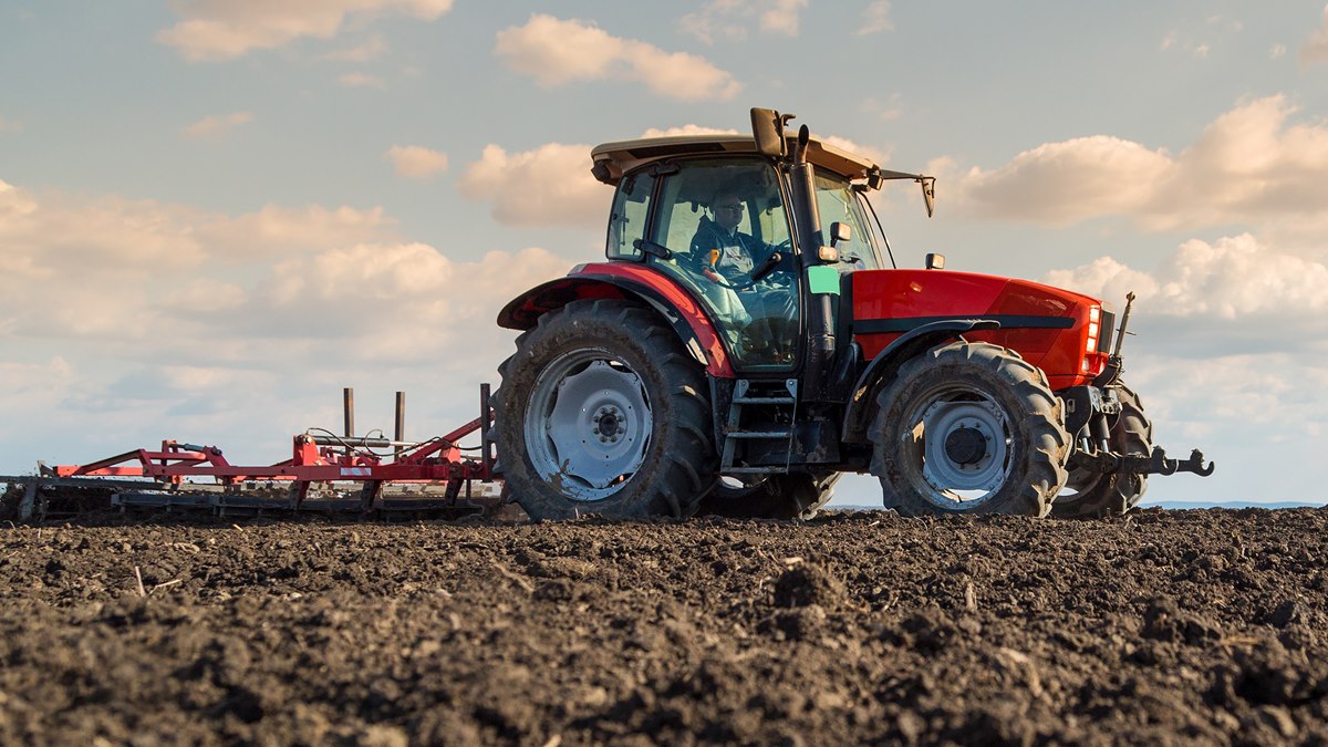 Traktor på pløjemark
