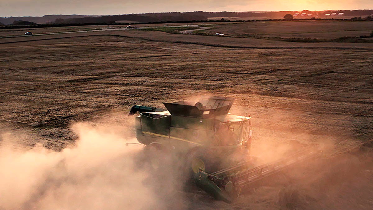 Traktor på mark solopgang