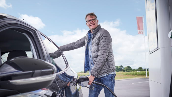 Mand i færd med at tanke bil på OK-tankstation