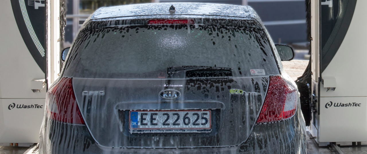Bil bliver vasket i en af OK's svanemærkede vaskehaller
