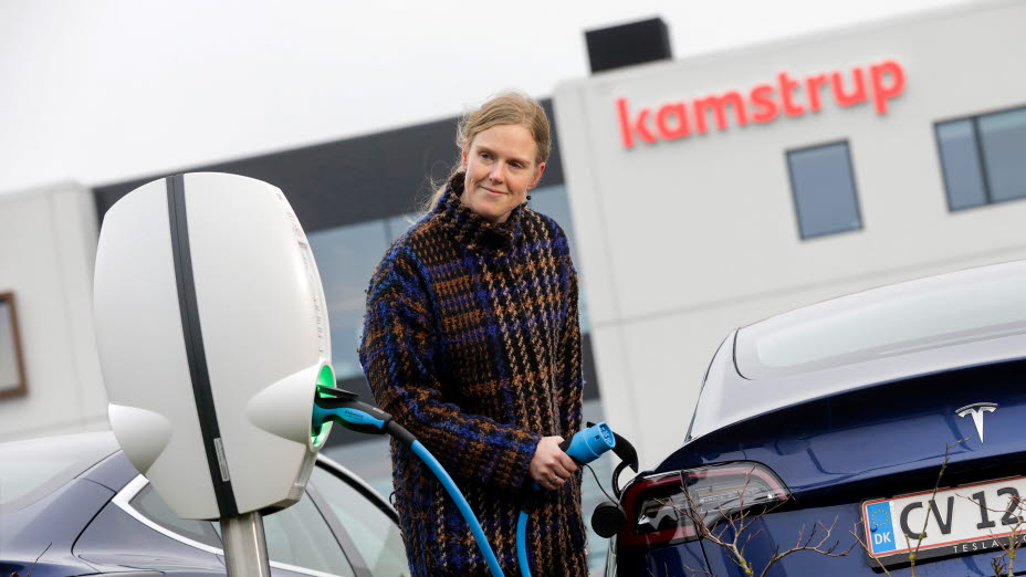 Kamstrup-medarbejder ved elladestander