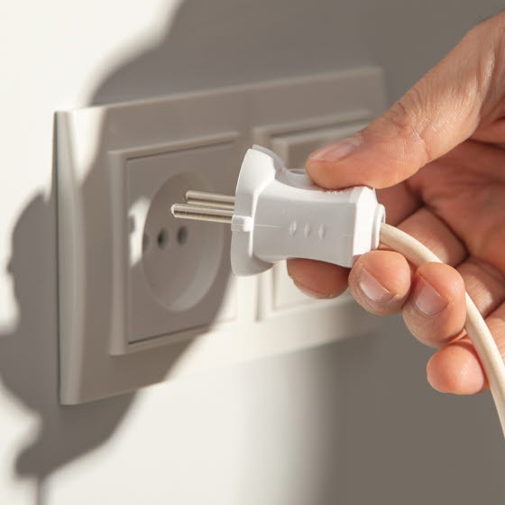 Stik sættes i stikkontakt