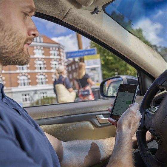 Mobiltelefonskærm med visning af hvordan du indstiller betaling for parkering