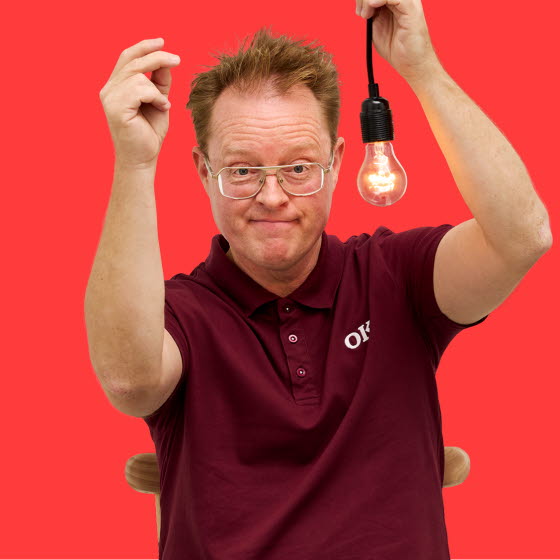 Mand står med elpære og knipser