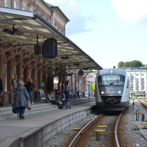 Tog ved perron på mindre togstation