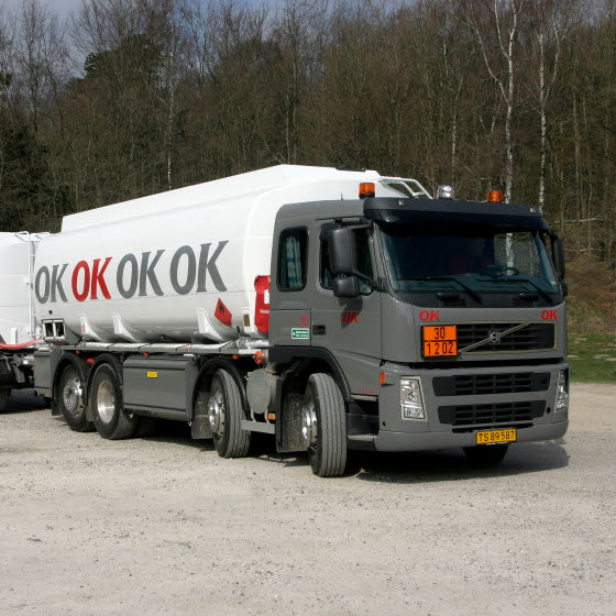Tankvogn med hænger fra OK på grusvej