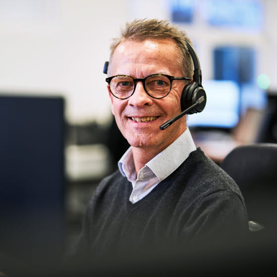 Mand i kundeservice med headset på