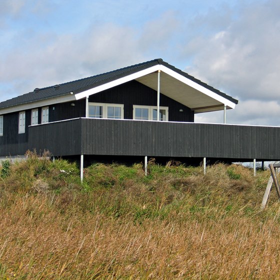 Sommerhus med stor træterrasse