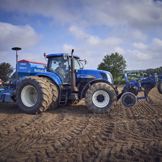 Traktor på mark