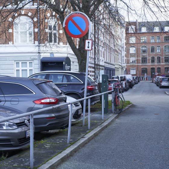 Biler og parkering forbudt skilt