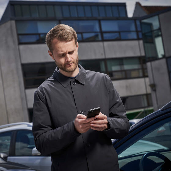 Mand med smartphone i hånden