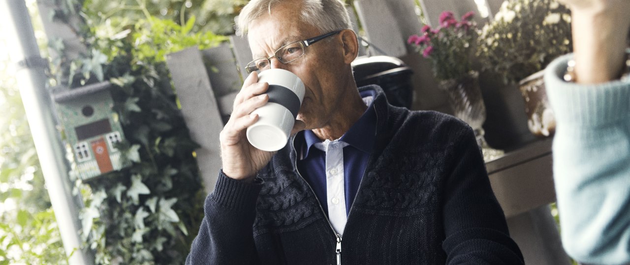 Sundhedsforsikring mand drikker kaffe