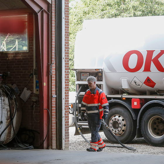 OK-chauffør i færd med at levere brændstof til hjemmetank