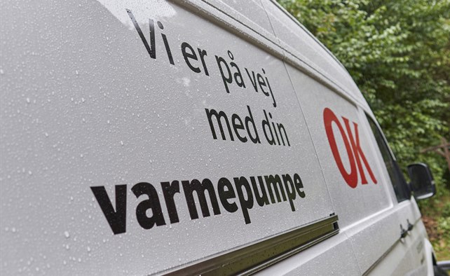Siden af en OK leverandørbil med teksten 