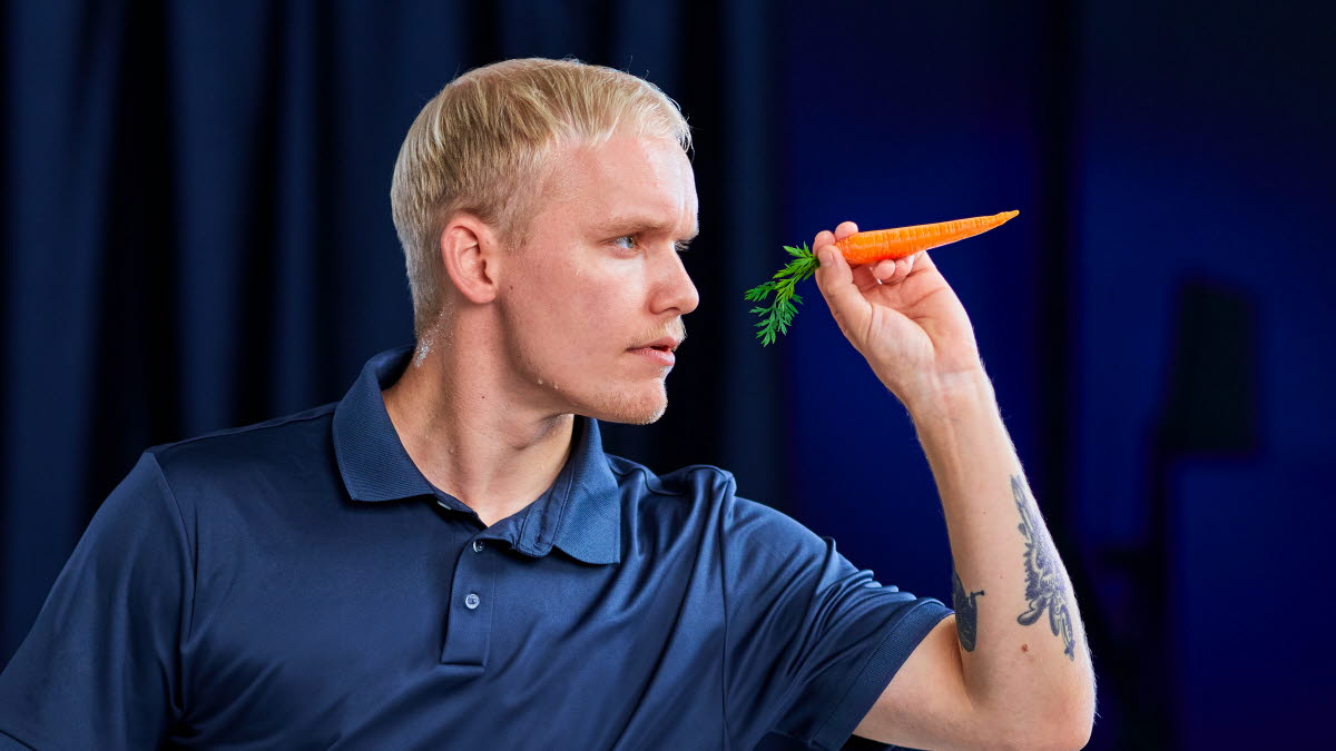 OK Støtter Lokalsporten - mand kaster gulerod i stedet for dartpil