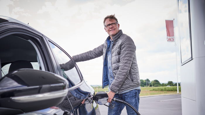 Mand i færd med at tanke sin bil ved en OK-tankstation