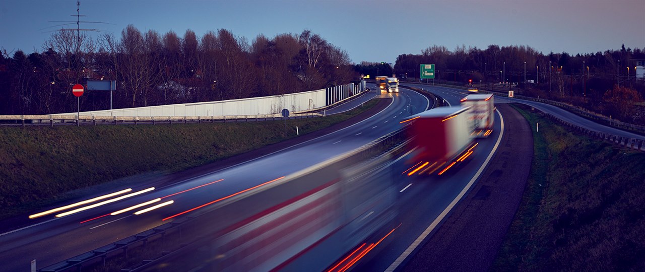 Motorvej med biler i halvmørke