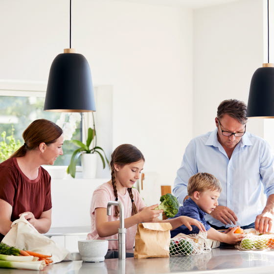 Familie ved køkkenbord