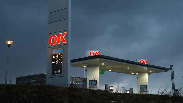 OK-tankstation og prisskilt i aftenmørke